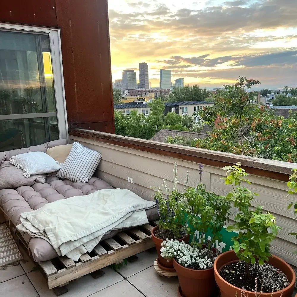 المواد والتشطيبات اللازمة لطاولة طعام مربعة متينة